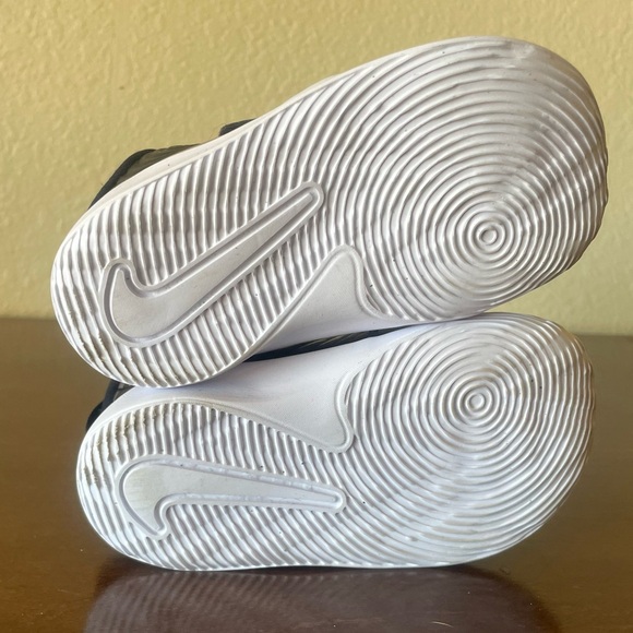 Nike Toddler Team Hustle Sneakers - Picture 4 of 7